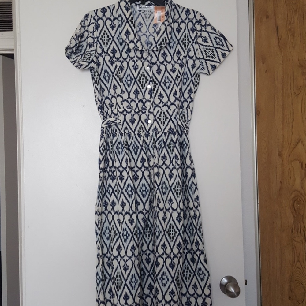 Short sleeve dress.